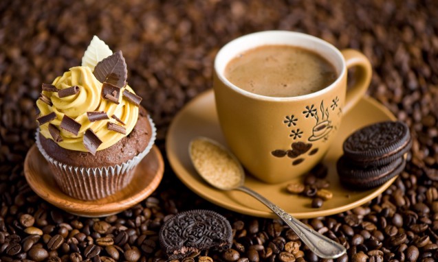 コーヒーと美味しそうなチョコレートマフィン｜副腎疲労blog