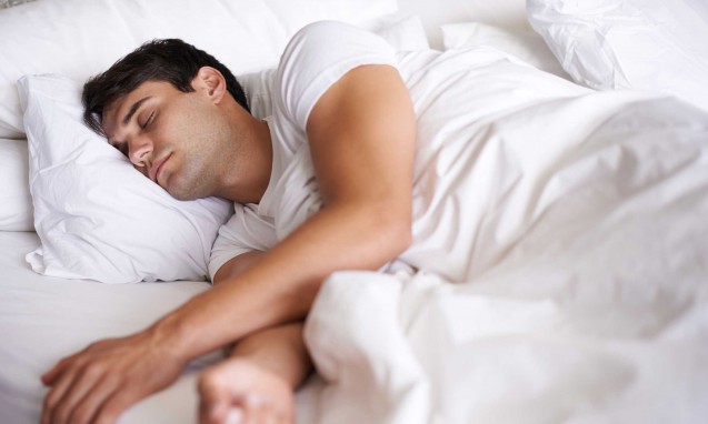 なかなか起きられずベッドでぐっすり眠る男性｜副腎疲労blog
