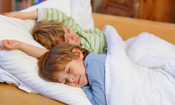 ぐったりと寝ている2人の子ども｜副腎疲労blog