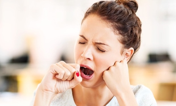 大きなあくびをしている女性｜副腎疲労blog