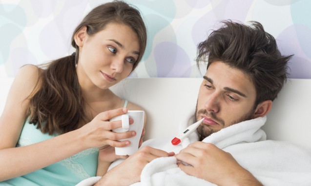 熱を出して寝込む男性を看病する女性｜副腎疲労blog