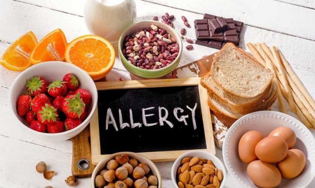 さまざまな食材と中央にアレルギーの文字｜副腎blog