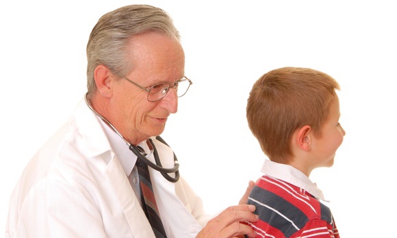お医者さんが小さい男の子の背中を触ってチェックしているところ｜副腎疲労blog