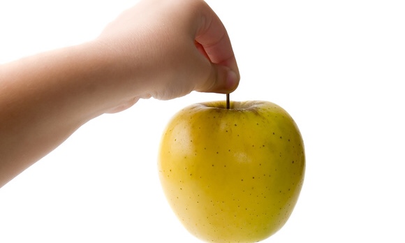 手でリンゴを持っている写真｜副腎疲労blog
