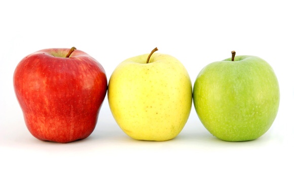 色の違い3つのリンゴが仲良く並んでいる写真｜副腎疲労blog