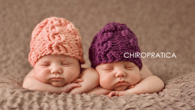 ニット帽をかぶった可愛い双子の赤ちゃん｜副腎疲労blog