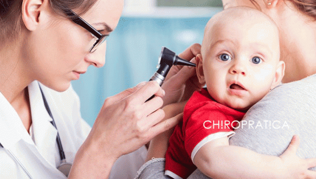 医師が赤ちゃんの耳の中を診察している風景｜副腎疲労blog